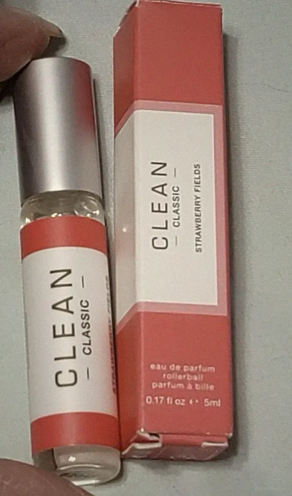 Clean Strawberry Fields Eau de Parfum Rollerball 0.17 fl oz / 5 ml Travel Size